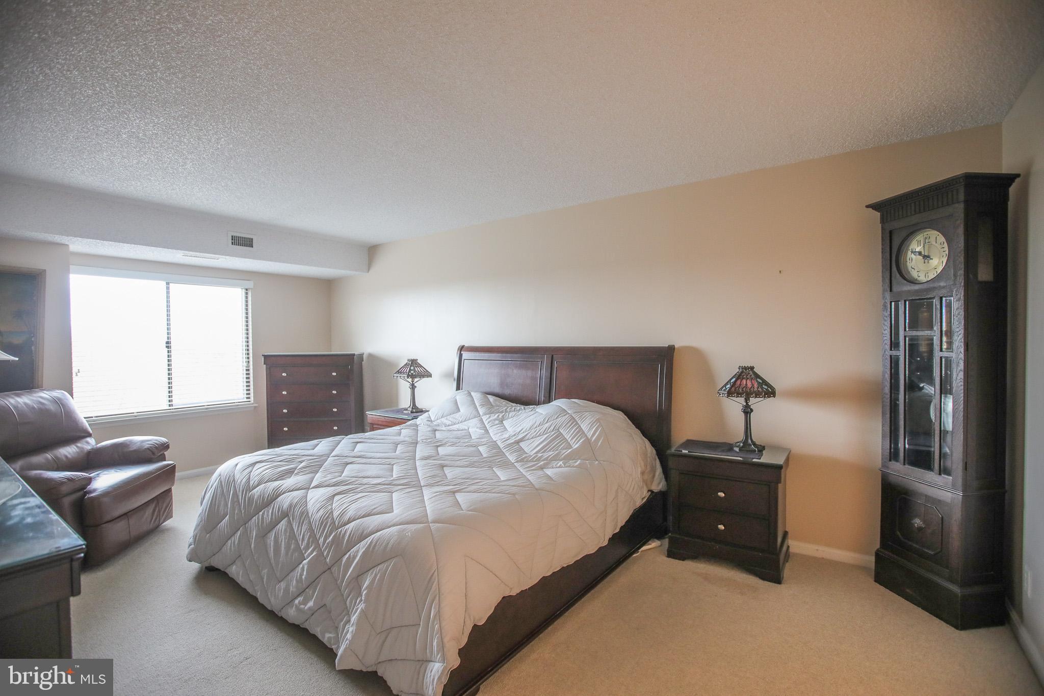 LAKESIDE PLAZA - Residential