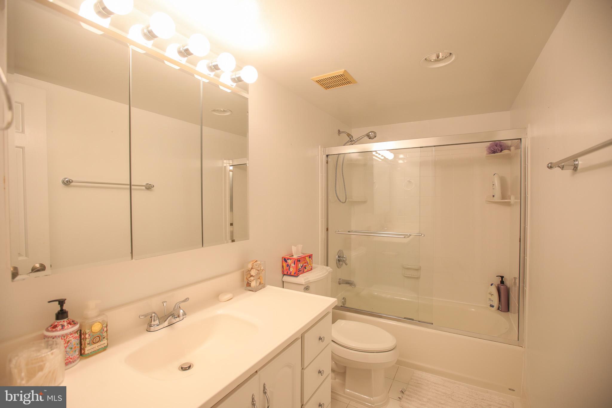 LAKESIDE PLAZA - Residential