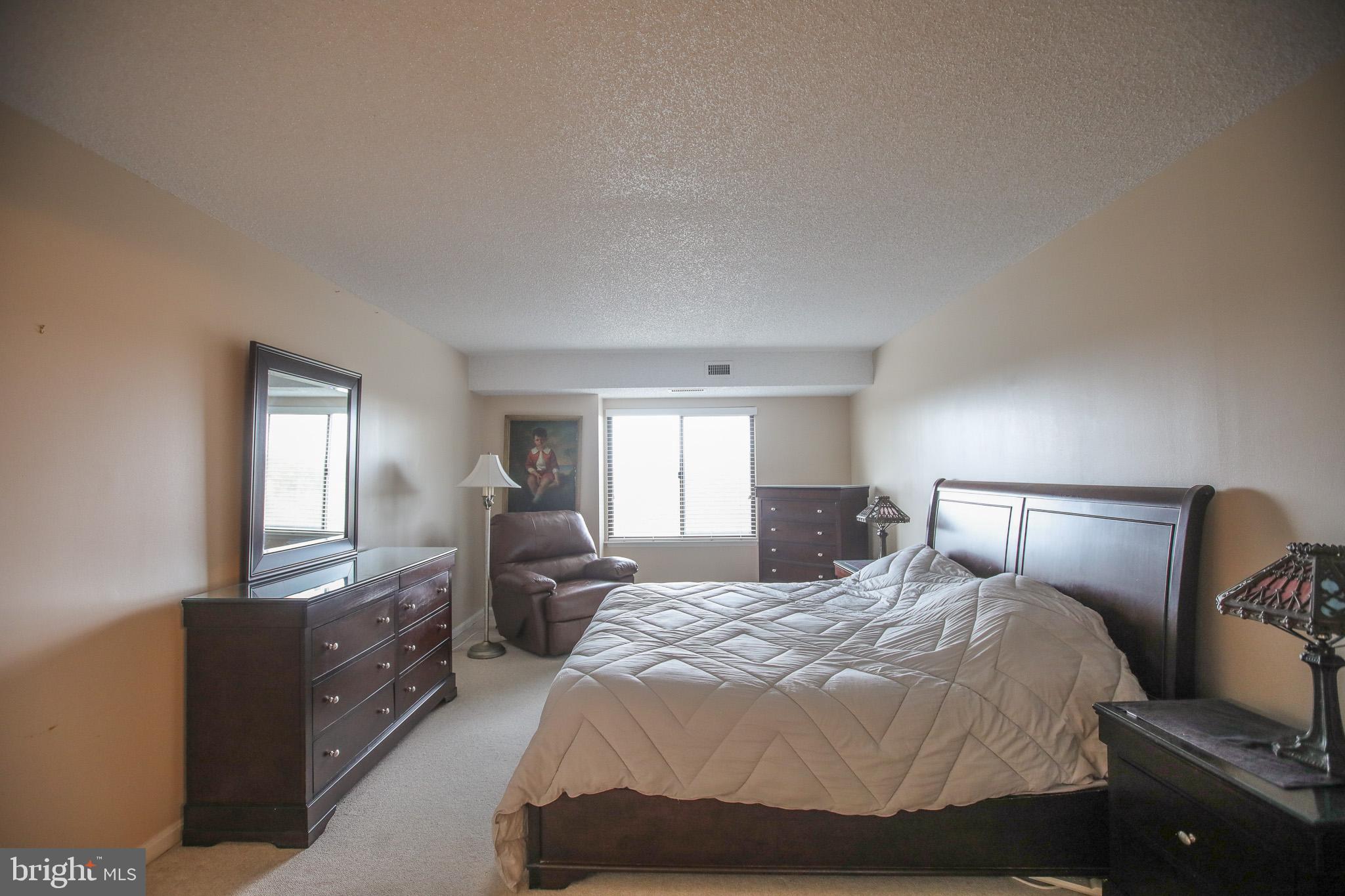 LAKESIDE PLAZA - Residential