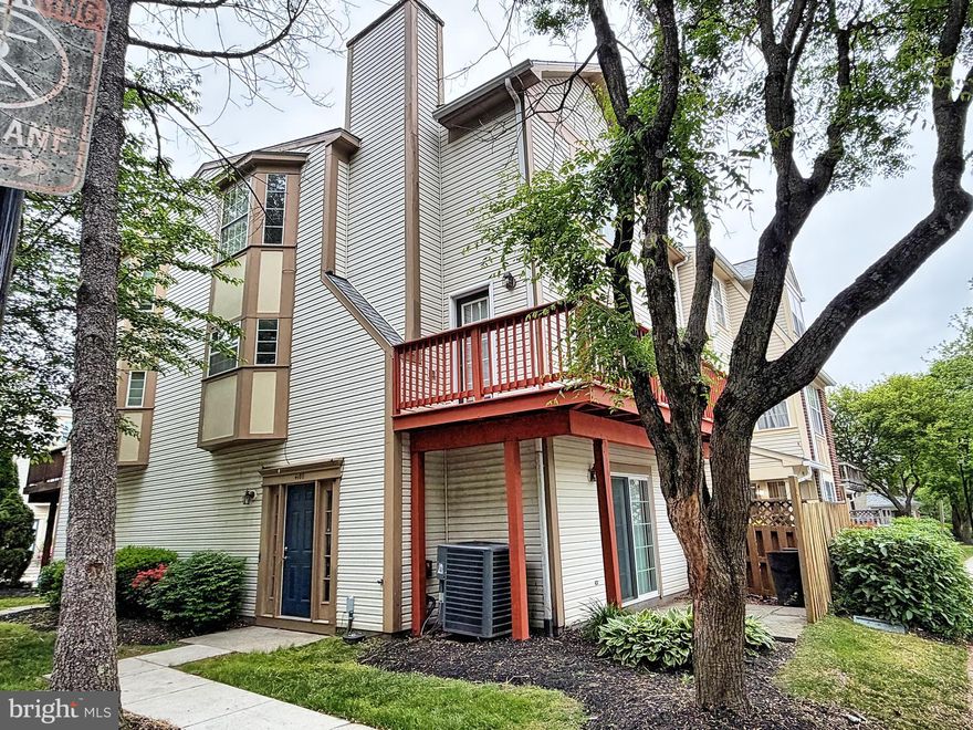 Move in ready 3 brm 2.5 baths townhome. Featuring open and bright floorplan. Nice floors throughout, freshly painted. Great community w/ convenient proximity to shops.  MUST SEE!