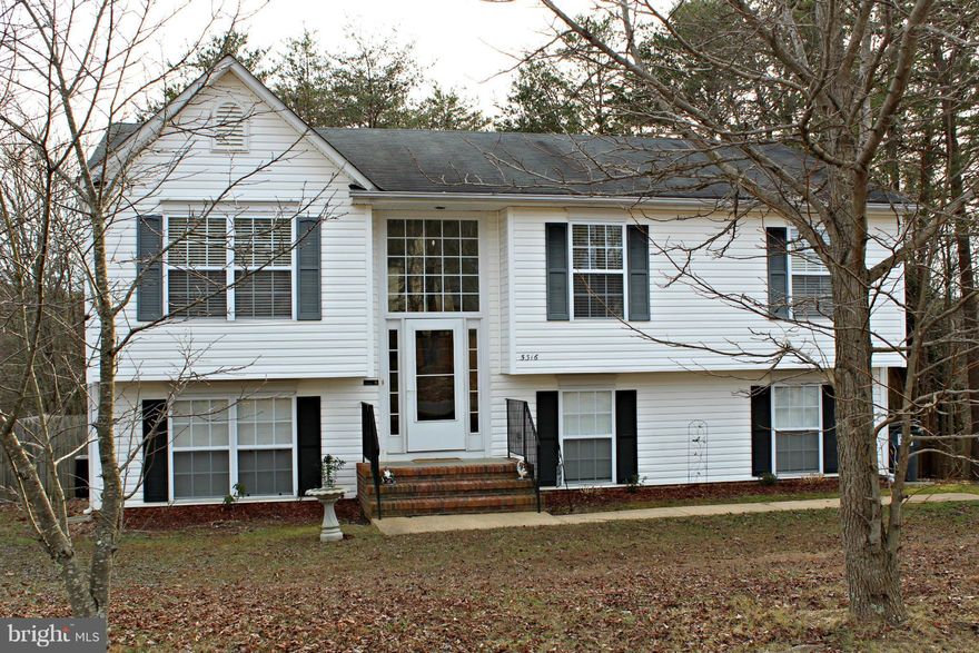 Gorgeous split foyer home in sought after South Oaks Neighborhood.  Features 3 large bedrooms/ 3 FULL bath.  Open, country kitchen.  Fully fenced yard & deck.  Minutes from 95/ VRE/ commuter lots & much more! Pets considered!