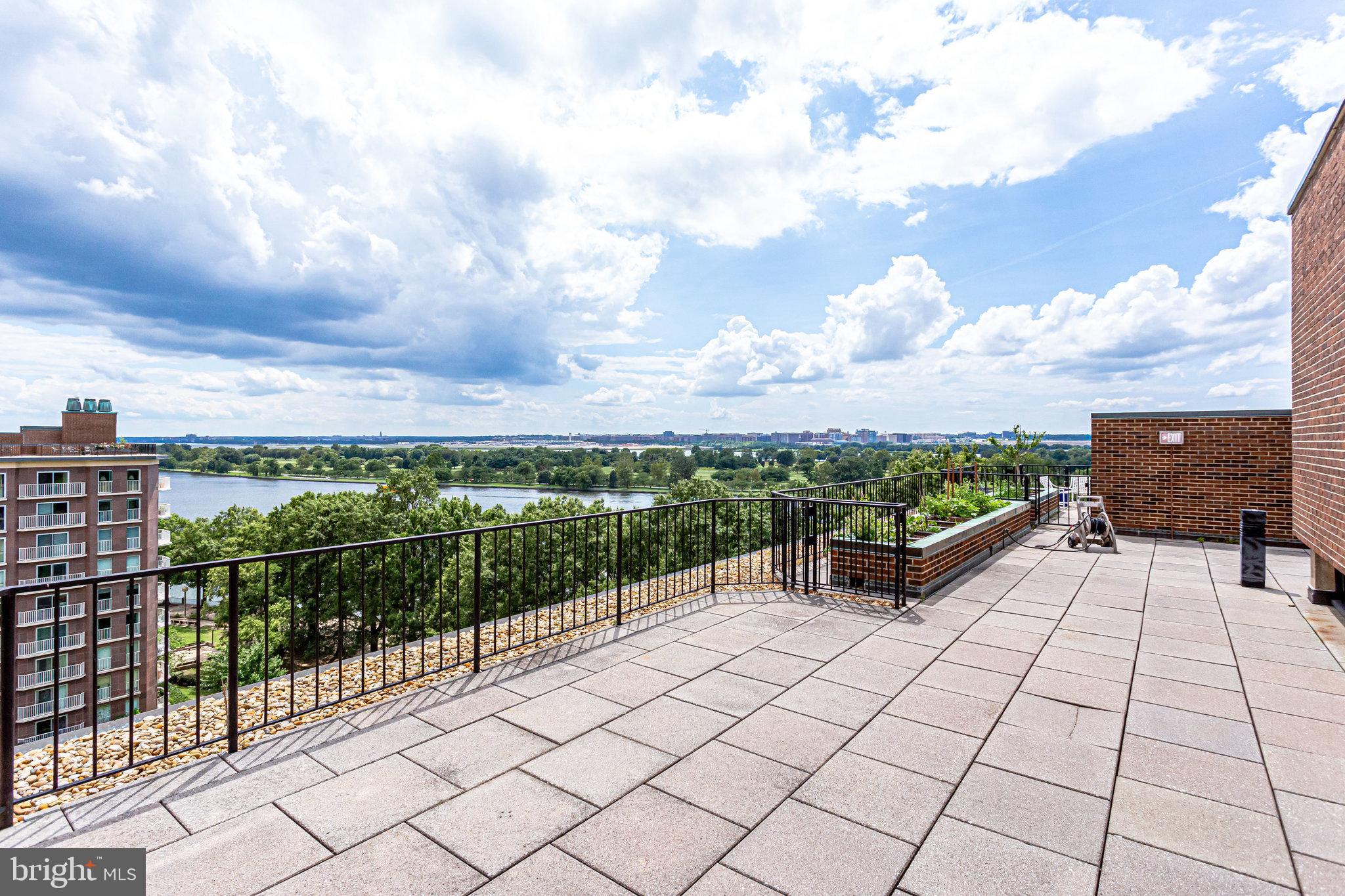 560 N STREET SW N114