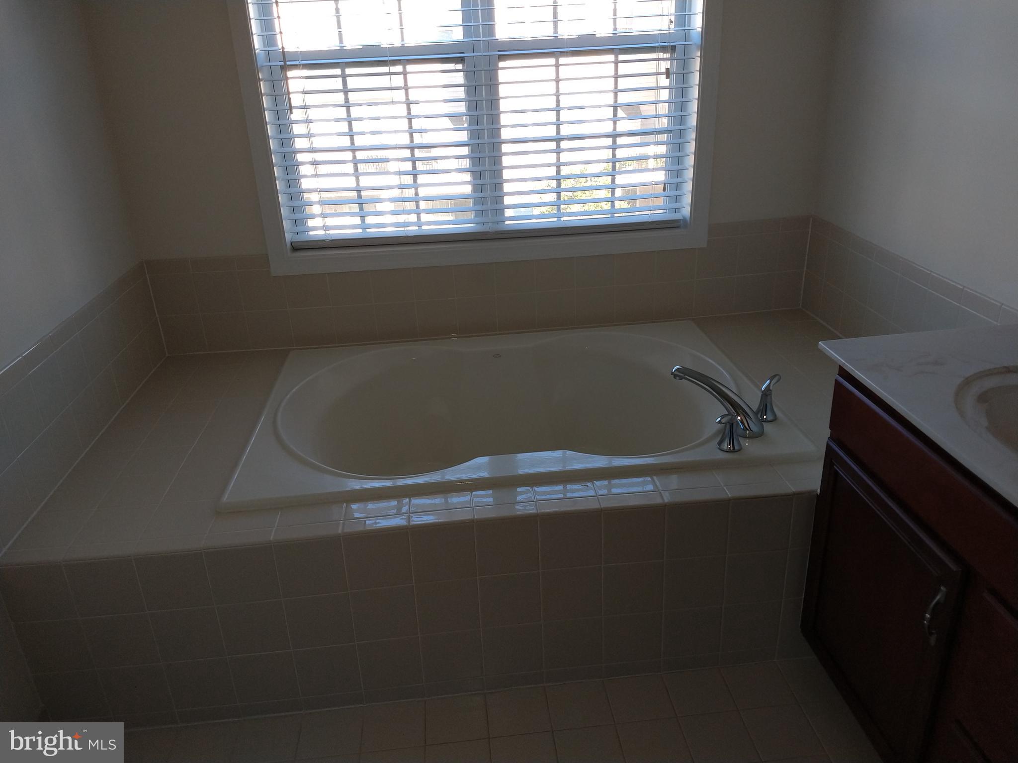 LOUDOUN VALLEY ESTATES 2 - Residential Lease