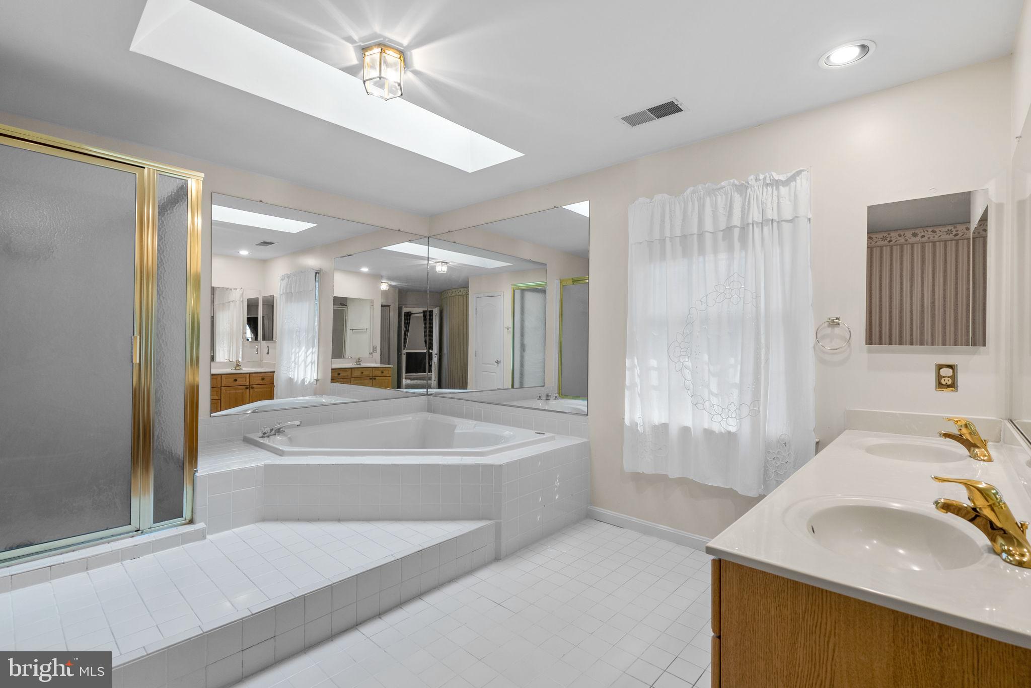 SHERWOOD FOREST MANOR - Residential