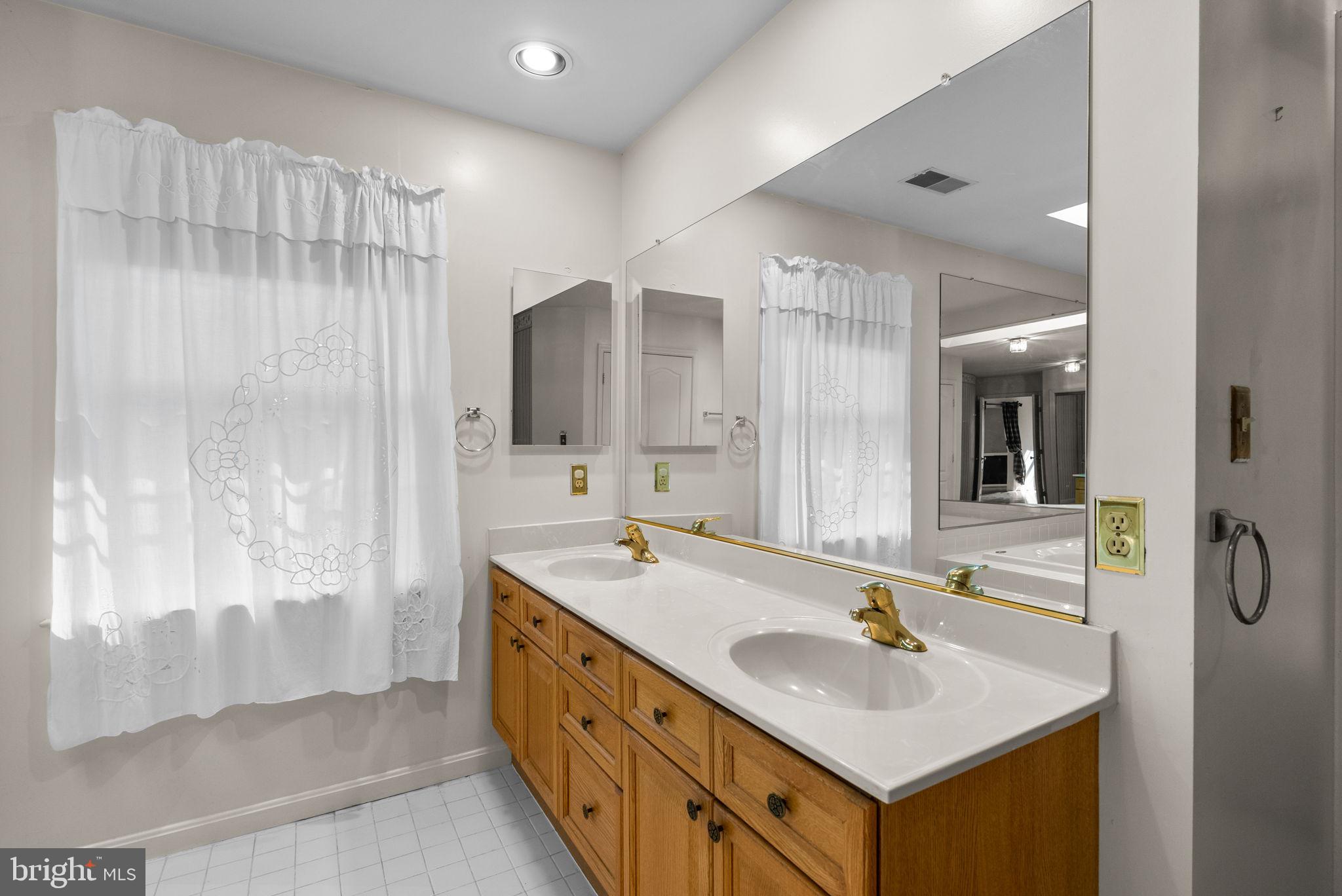 SHERWOOD FOREST MANOR - Residential