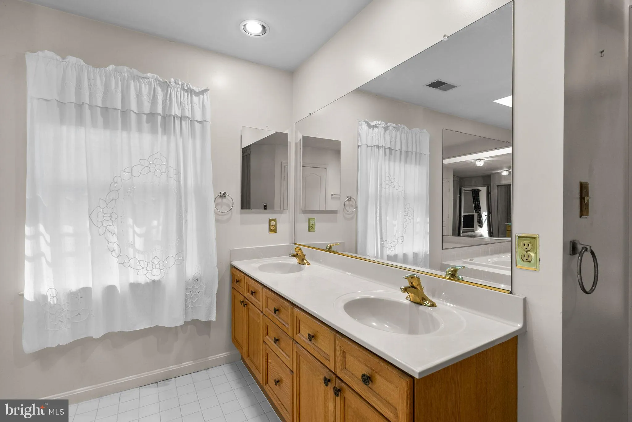 Silver Spring, Maryland 20904, United States, 5 Bedrooms Bedrooms, ,4 BathroomsBathrooms,Residential,Active,203064