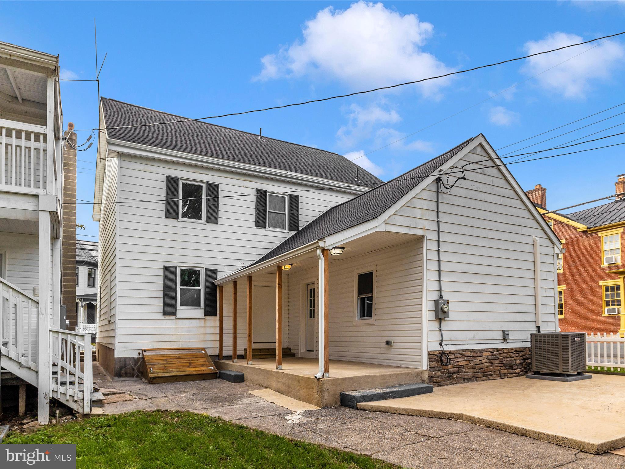 Main image without alt text