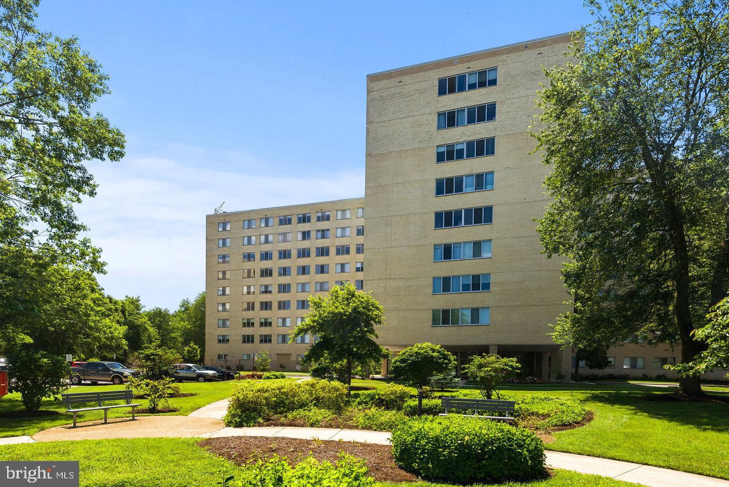 RIVER TOWERS - Residential Lease