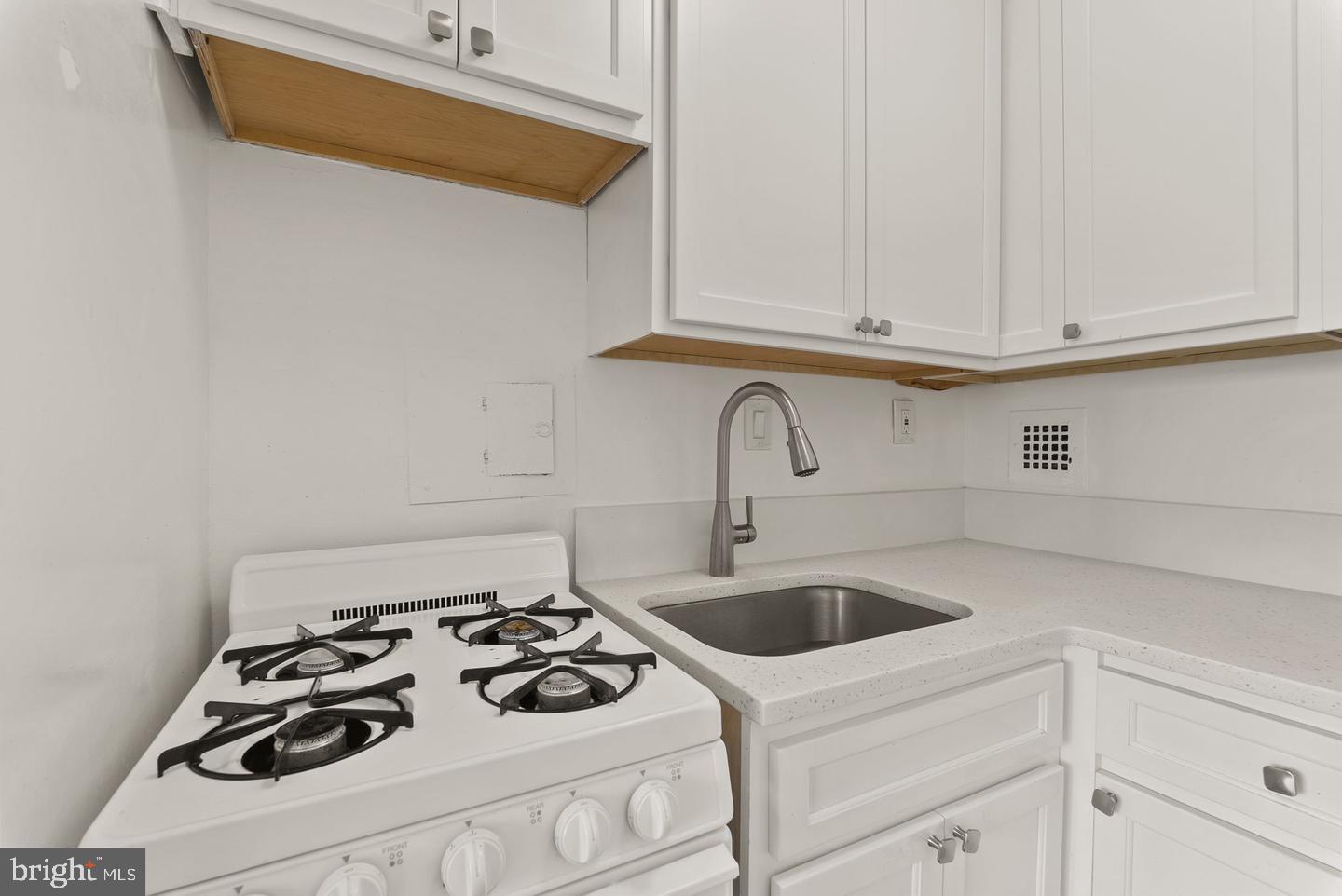 RIVER TOWERS - Residential Lease