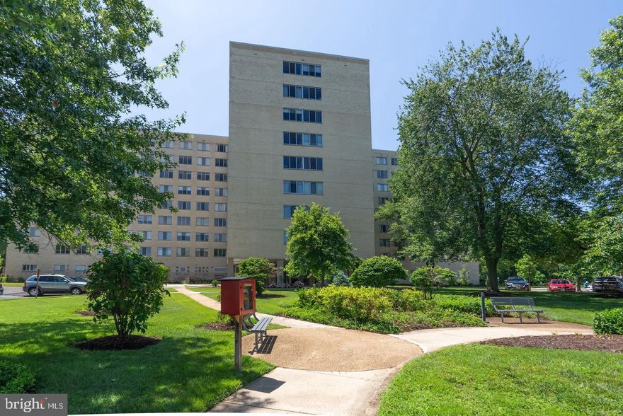 Spacious studio, with 1 bath, renovated kitchen. New laminate wood flooring. This amenity rich community is nestled within 26 acres of park-like setting and offers roof-top deck with stunning views, tennis/pickle ball/basketball/volleyball courts, swimming pool, garden, picnic/grilling areas, vehicle washing area, walking path, dog park (perfect for animal lovers), small gym & more! Located just south of Old Town Alexandria with convenient access to: 95/495 & 295, the GW Parkway, the Mount Vernon Trail, Belle View Shopping Center, Mt Vernon Rec Center (indoor pool, gym & ice rink), Huntington Metro, Belle Haven Marina, Belle Haven Country Club, Fort Belvoir, National Harbor, MGM, the Amazon HQ and much more!  UTILITIES INCLUDED. 

Also available partially furnished with queen bed (including mattress), sofa, desk with chair for $1900/mos/$1900 security deposit.