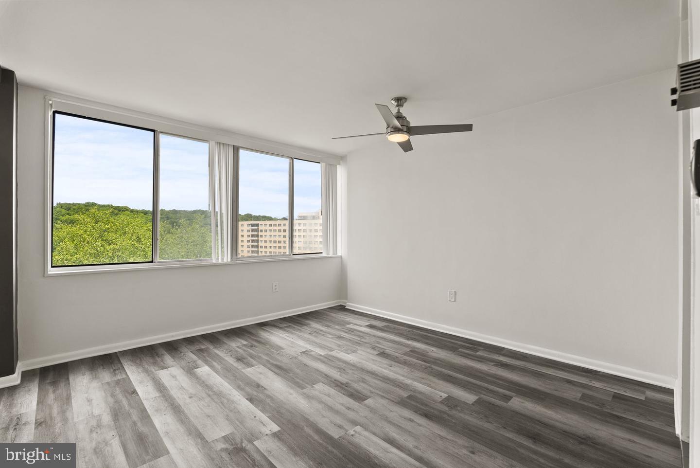 RIVER TOWERS - Residential Lease