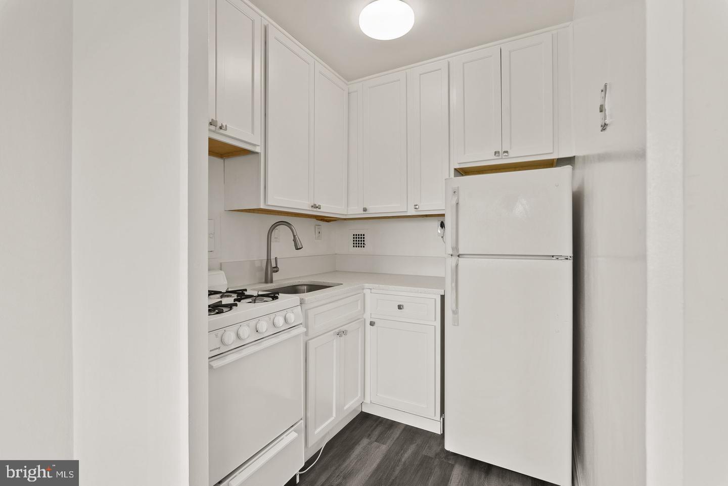 RIVER TOWERS - Residential Lease