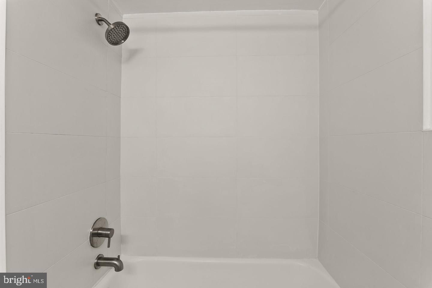 RIVER TOWERS - Residential Lease