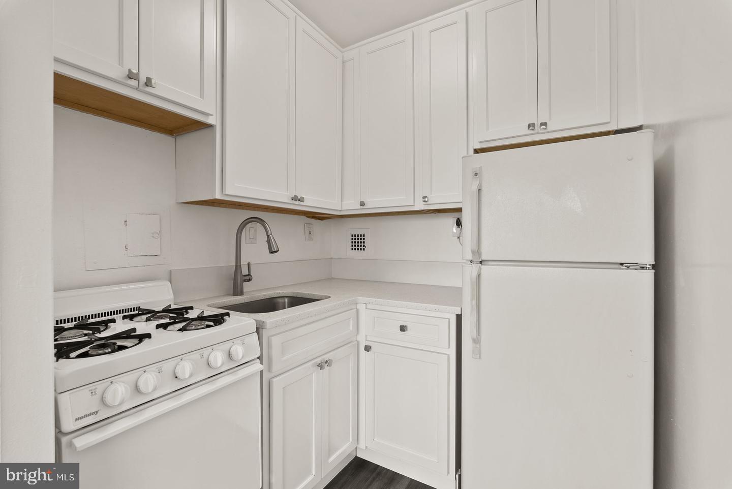 RIVER TOWERS - Residential Lease