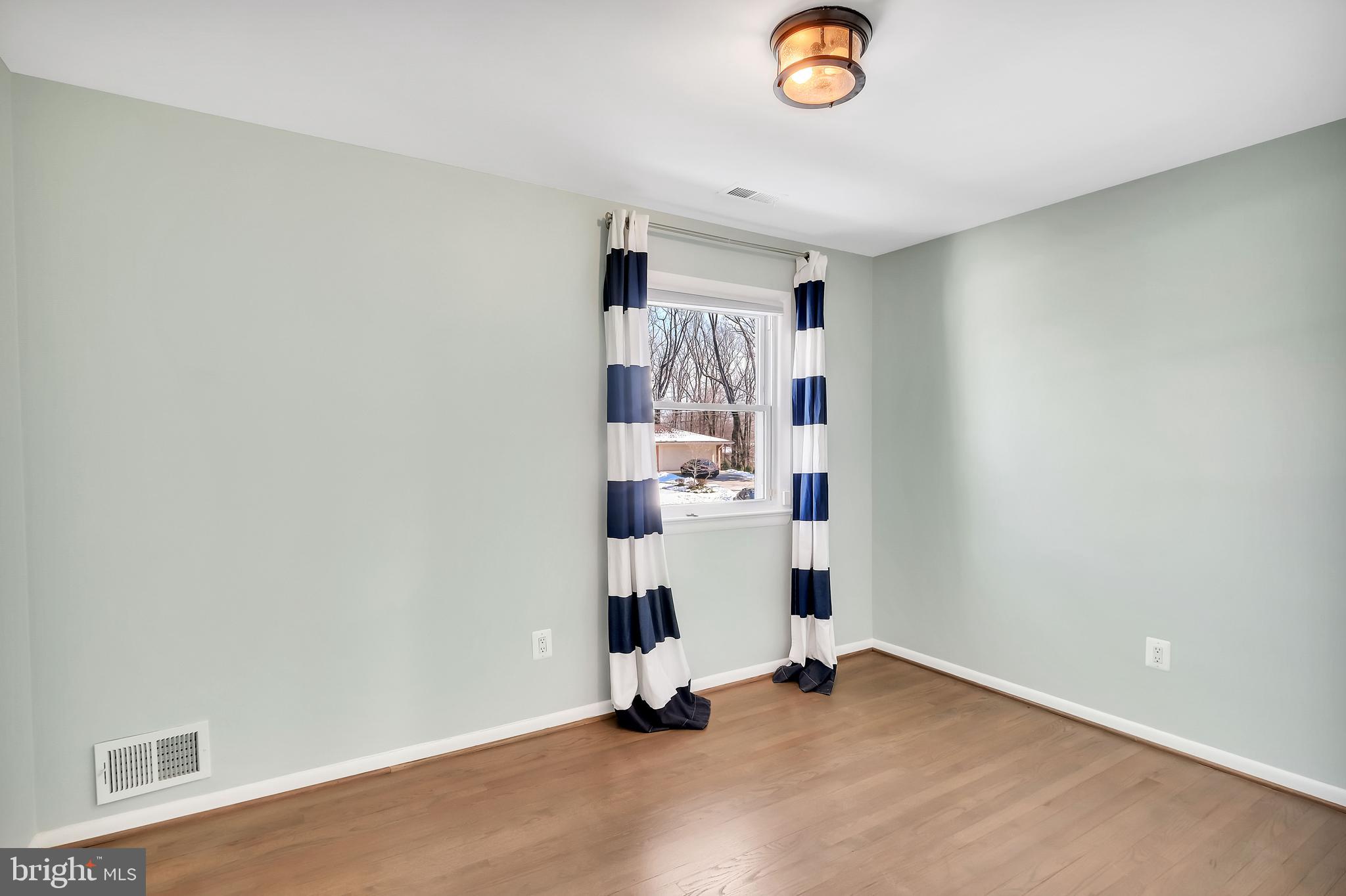 LAKE BARCROFT - Residential