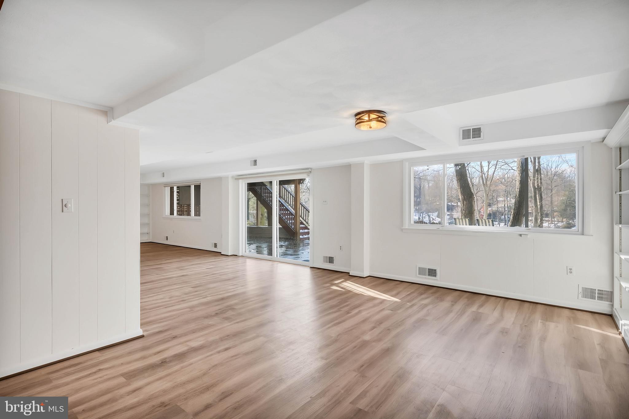 LAKE BARCROFT - Residential