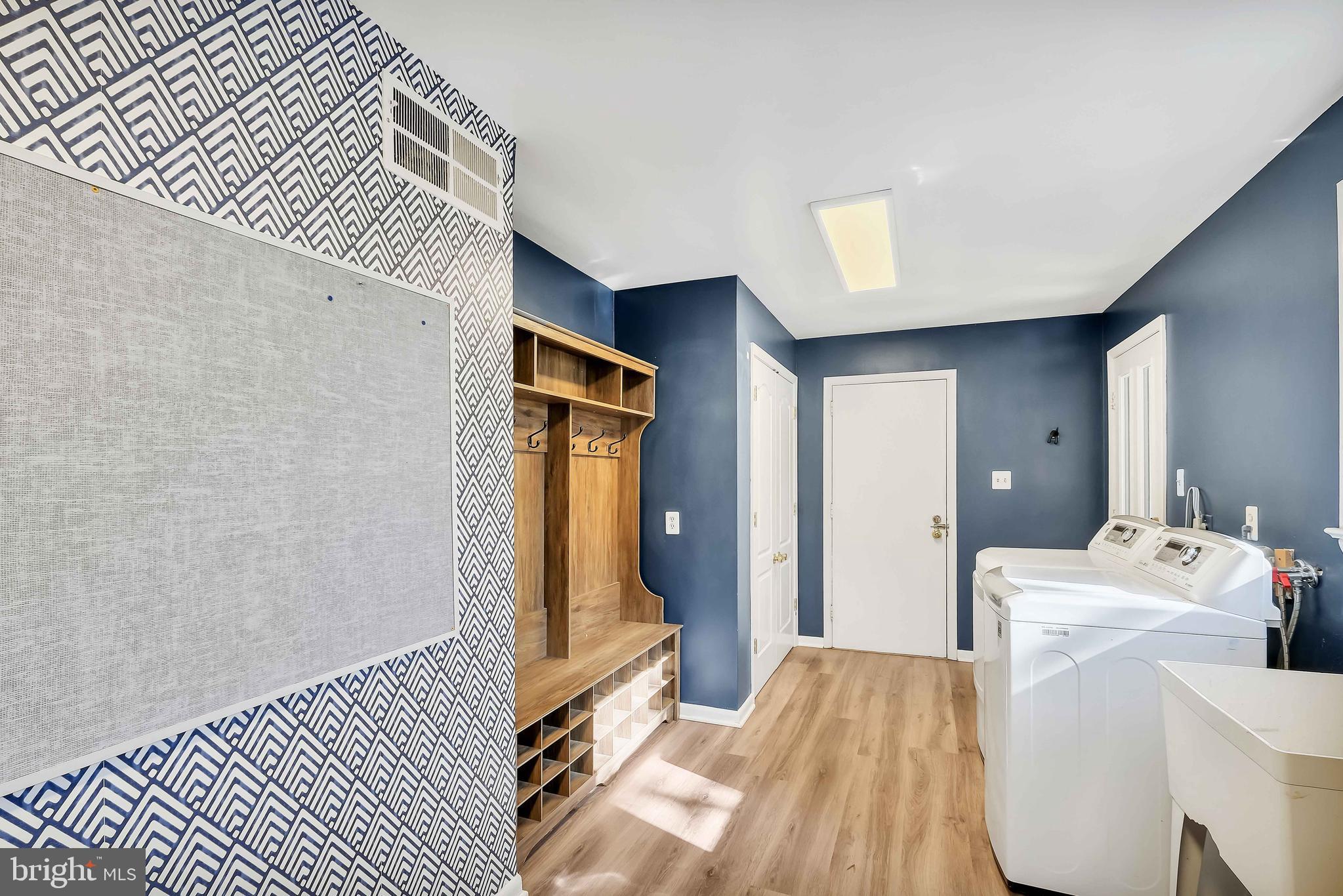 LAKE BARCROFT - Residential