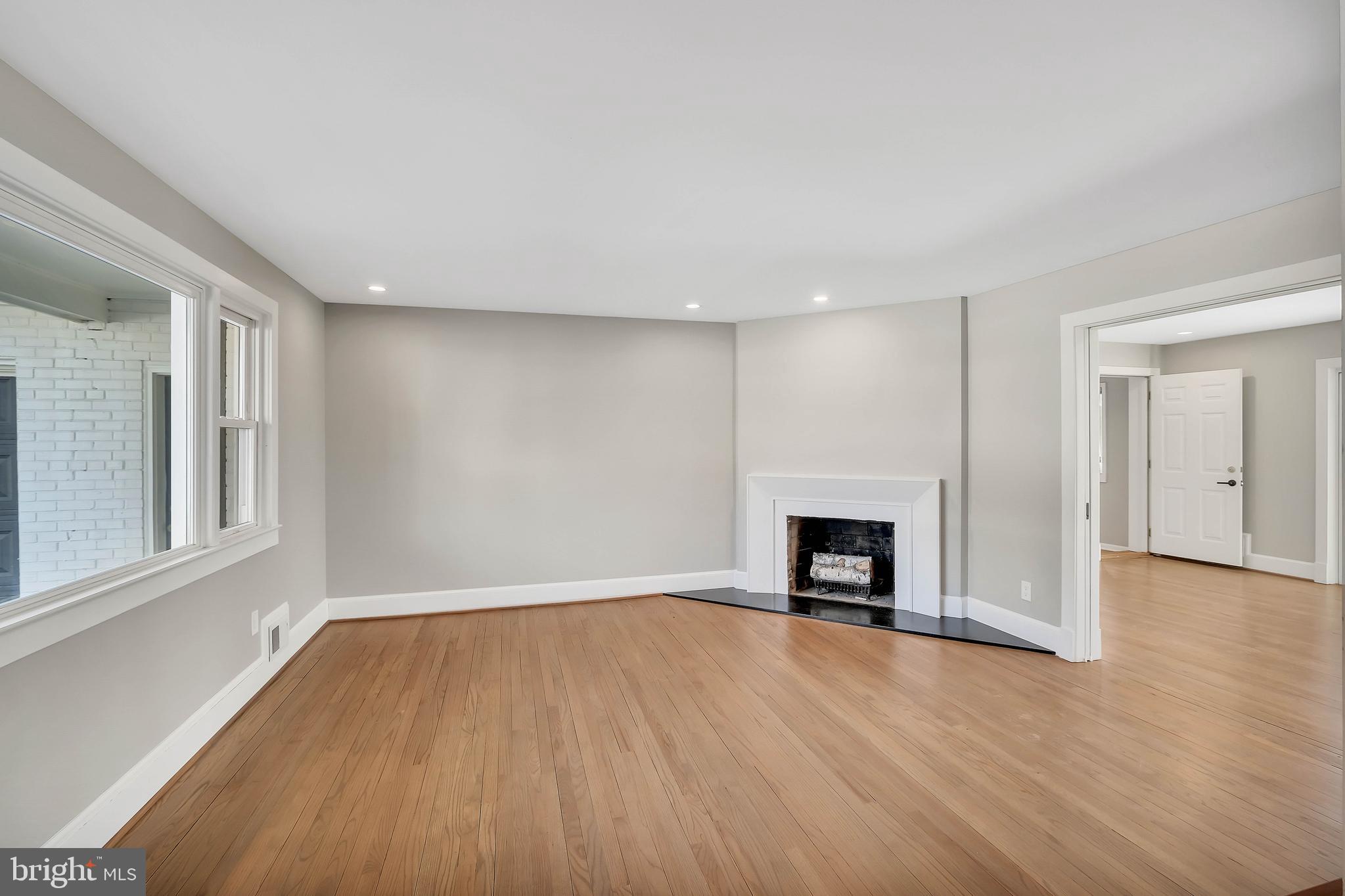 LAKE BARCROFT - Residential