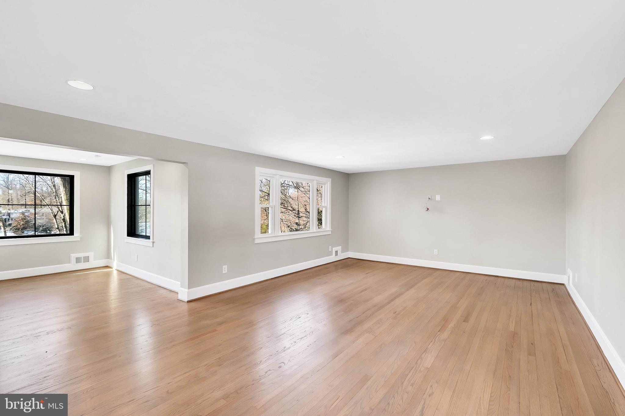 LAKE BARCROFT - Residential