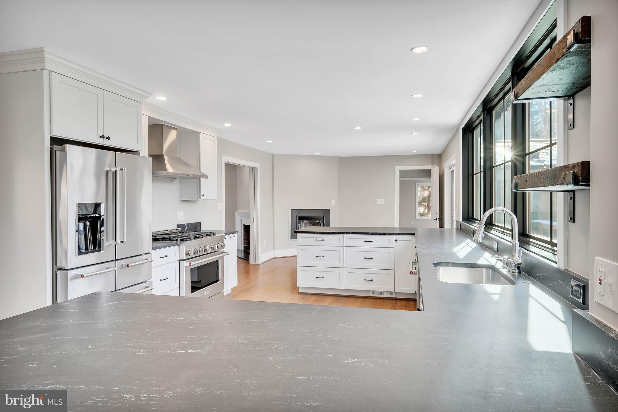 LAKE BARCROFT - Residential