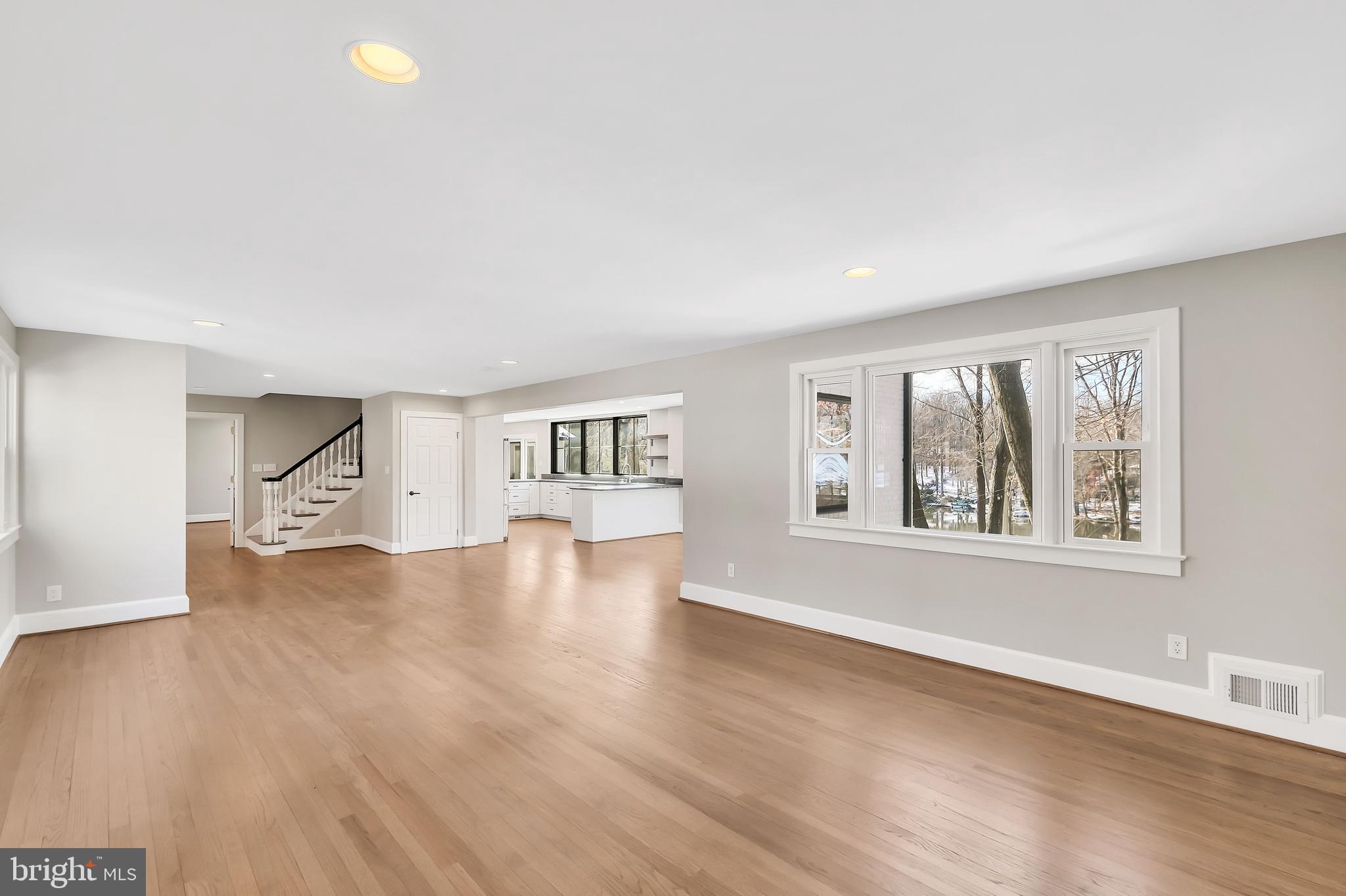 LAKE BARCROFT - Residential