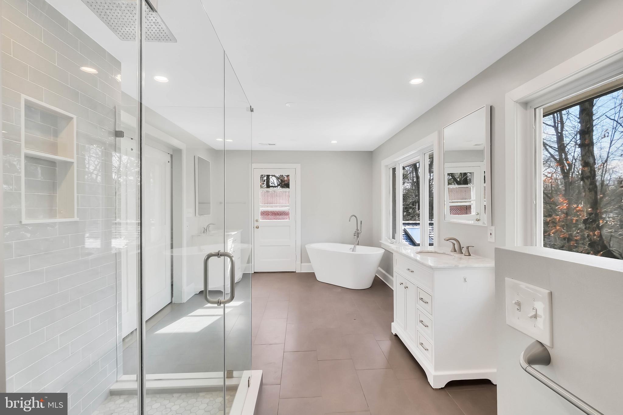 LAKE BARCROFT - Residential