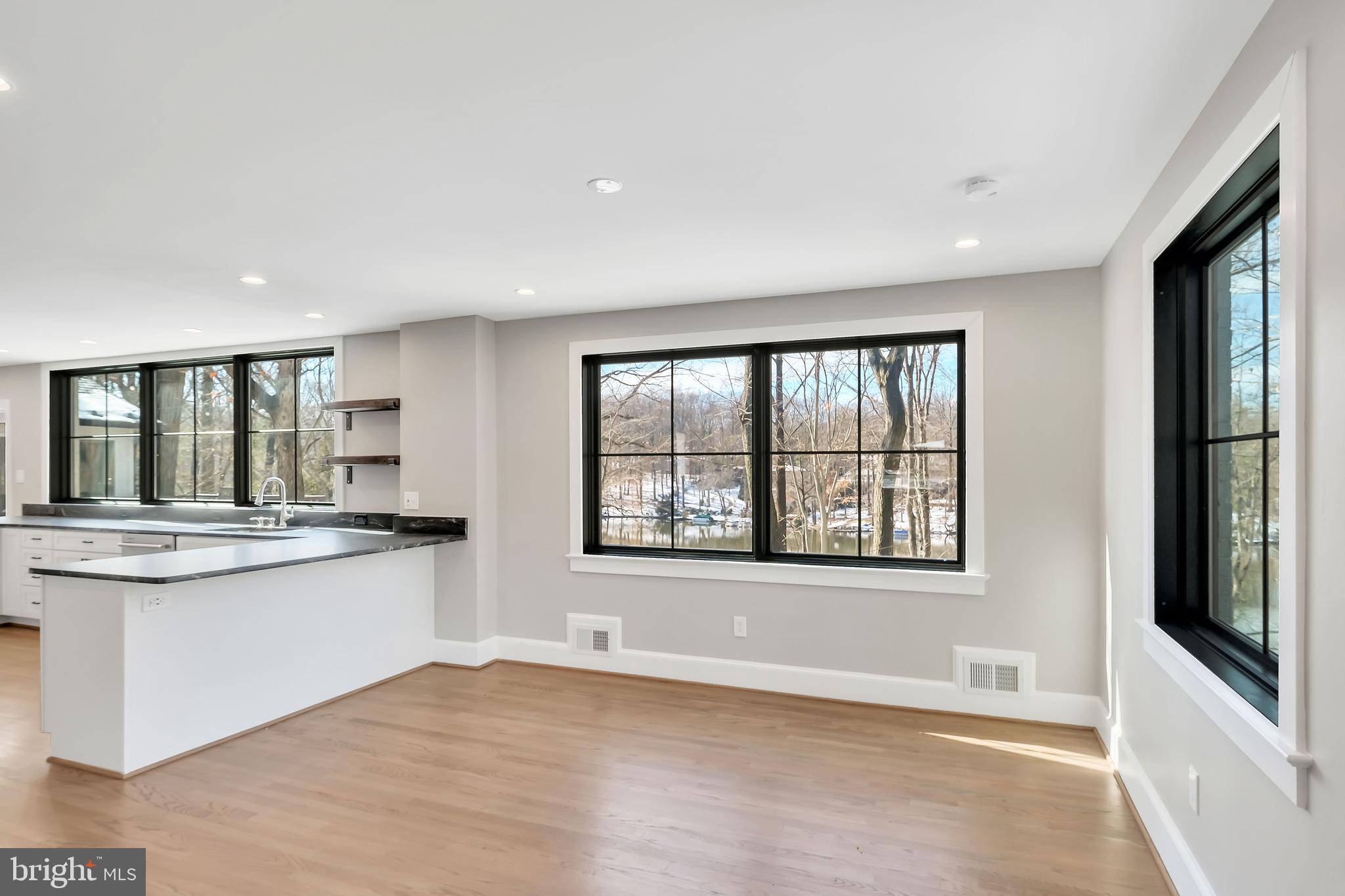 LAKE BARCROFT - Residential