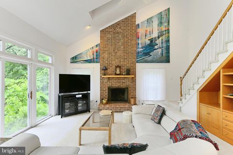 8265 PRIVATE LANE ANNANDALE VA 22003