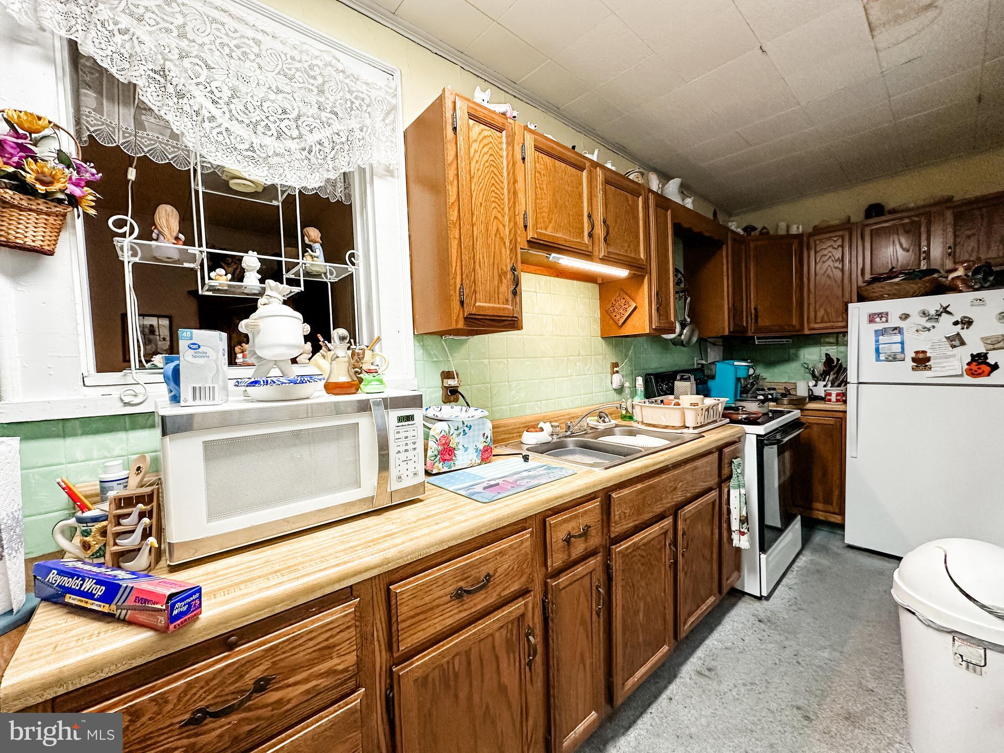 Main image without alt text