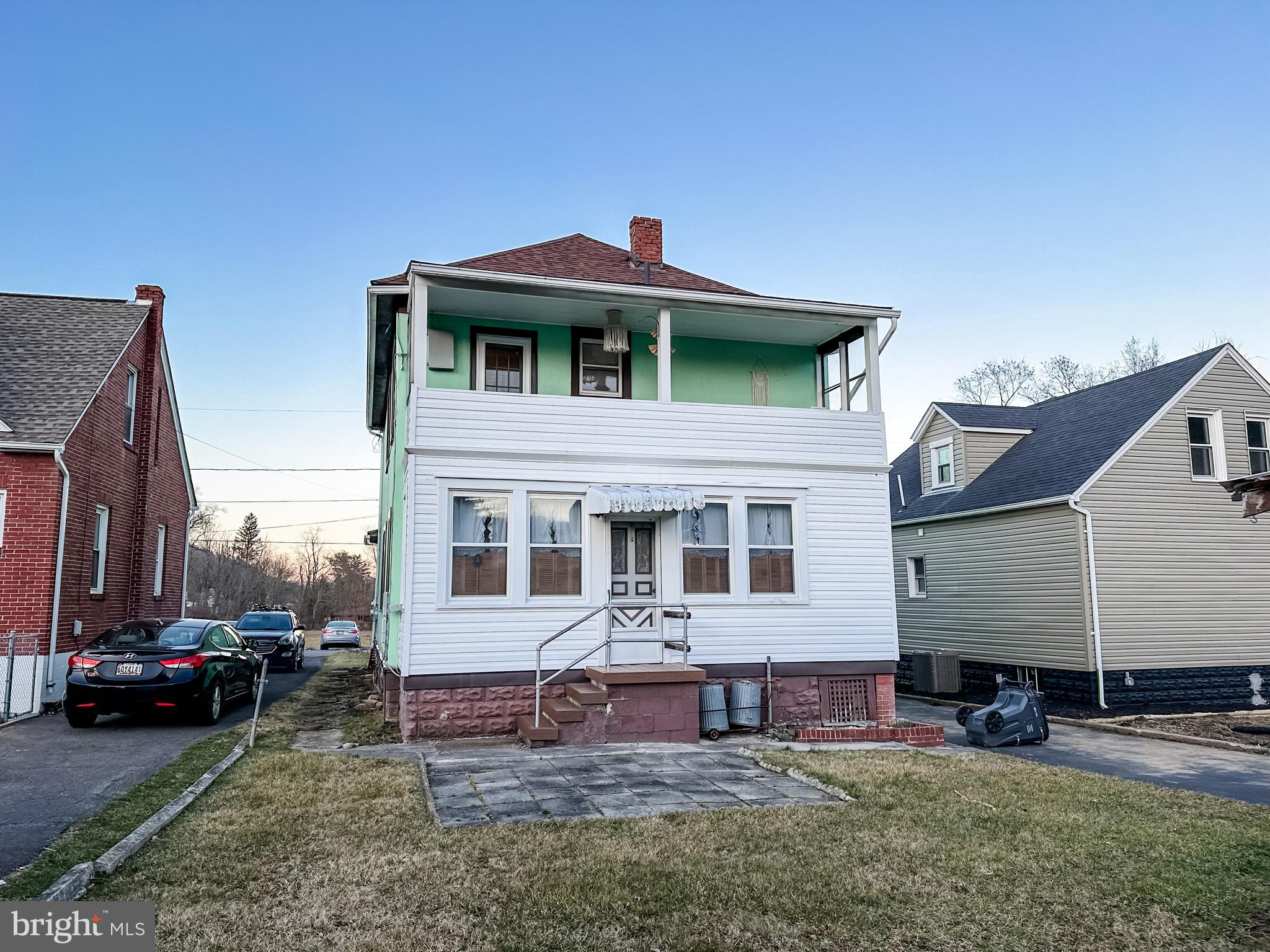 Main image without alt text