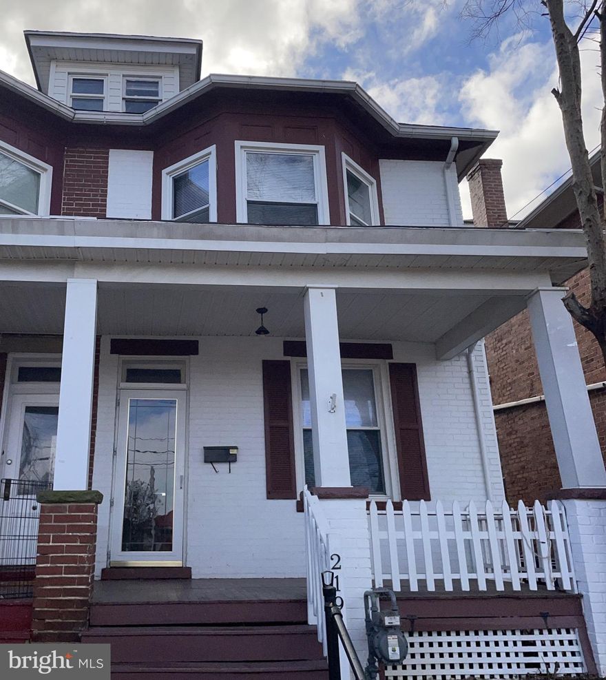 Great investment opportunity or ideal for an owner-occupant! Tenant is scheduled to vacate on December 20, 2025. Property is in good condition and offers strong rental or move-in potential. Showings available daily between 12–3 PM with 24-hour notice.