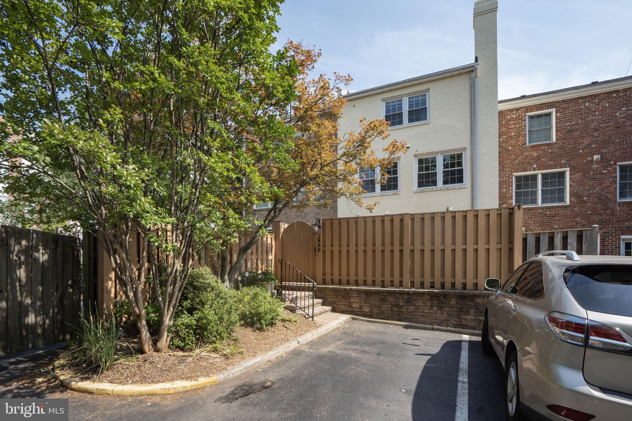 3848 UNIVERSITY DRIVE