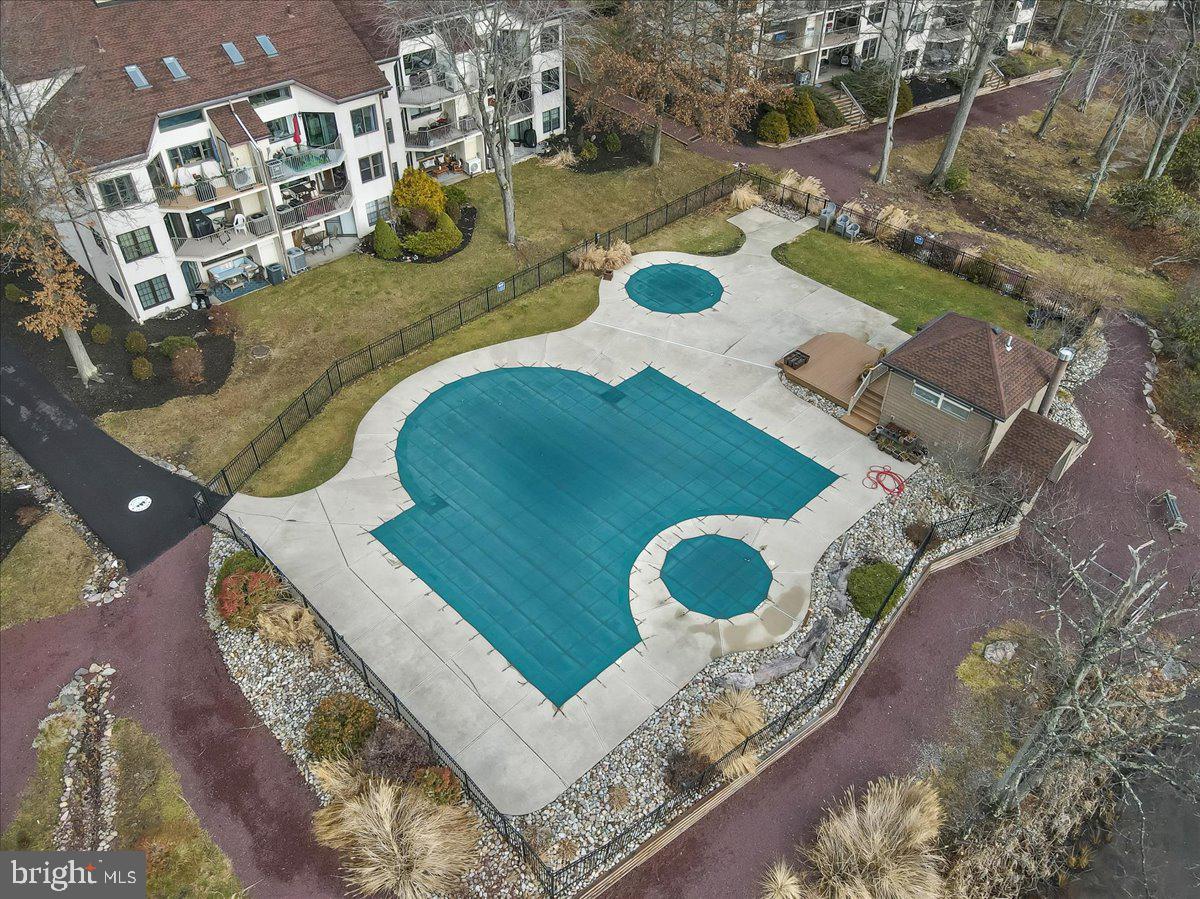 MIDLAKE CONDOS - Residential