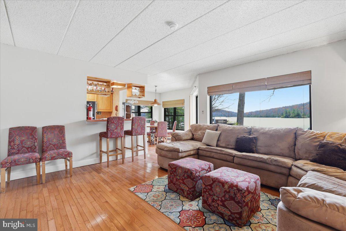 MIDLAKE CONDOS - Residential