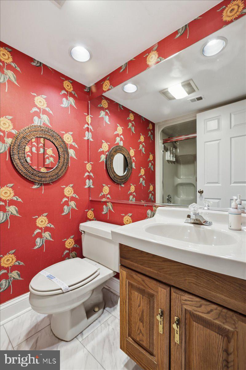 MIDLAKE CONDOS - Residential