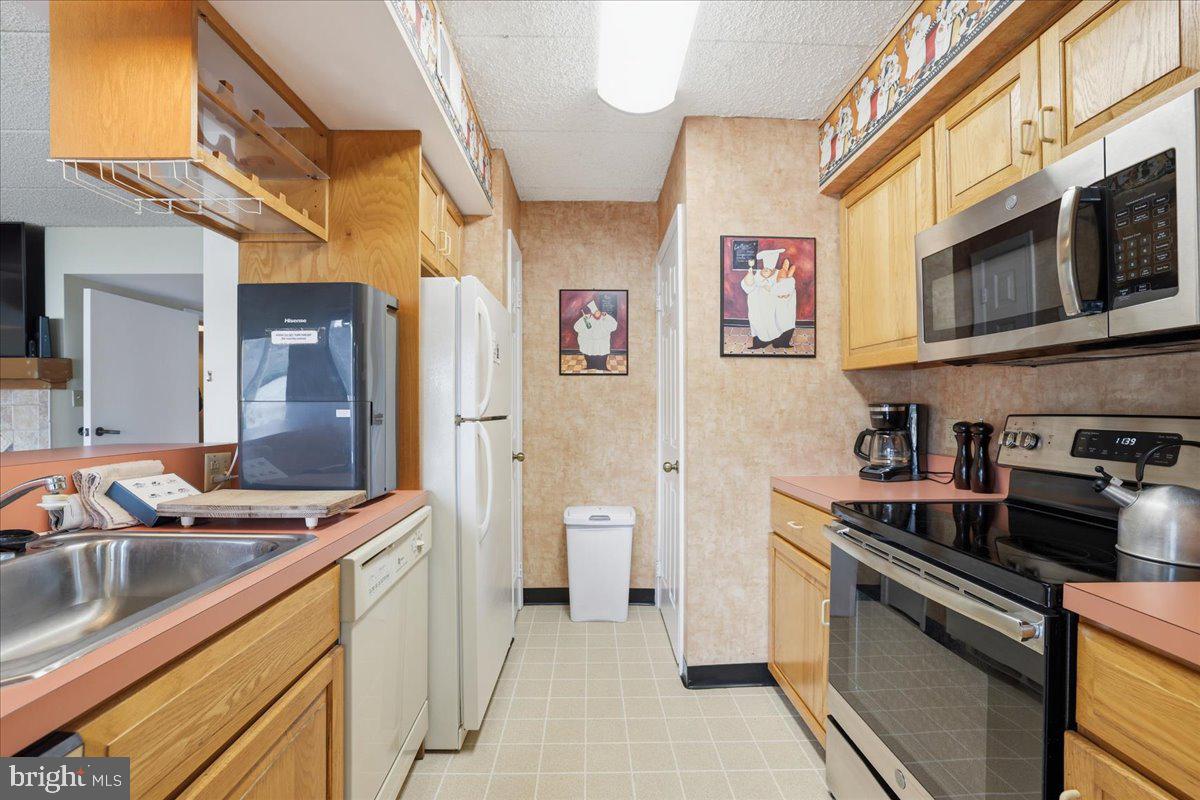 MIDLAKE CONDOS - Residential