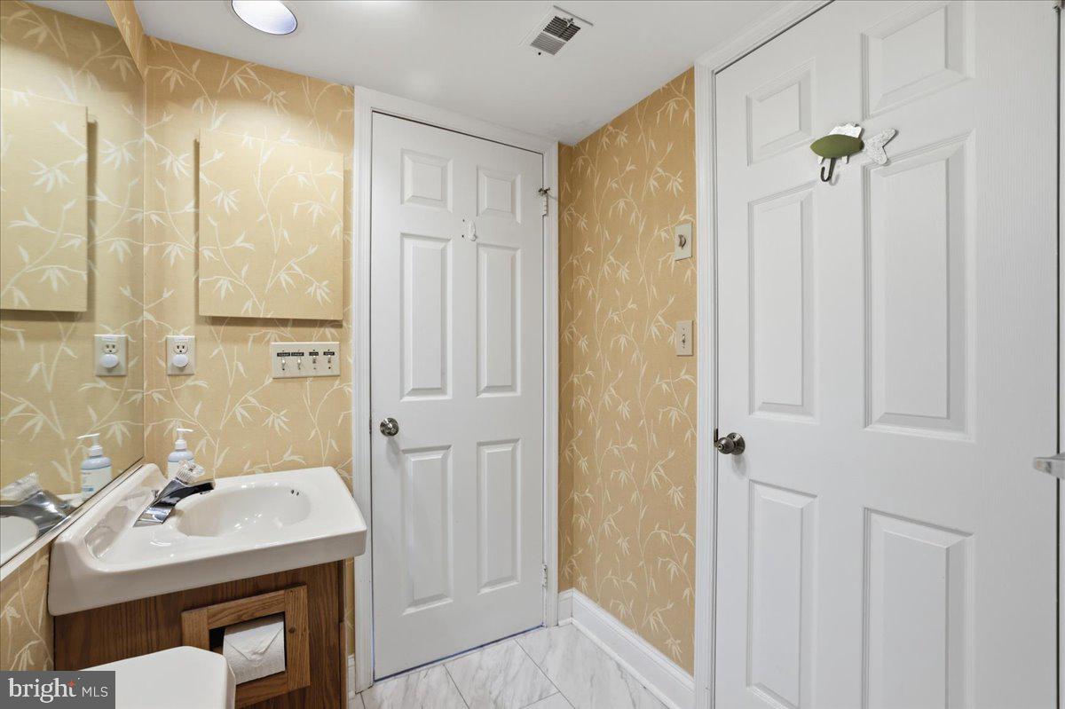 MIDLAKE CONDOS - Residential