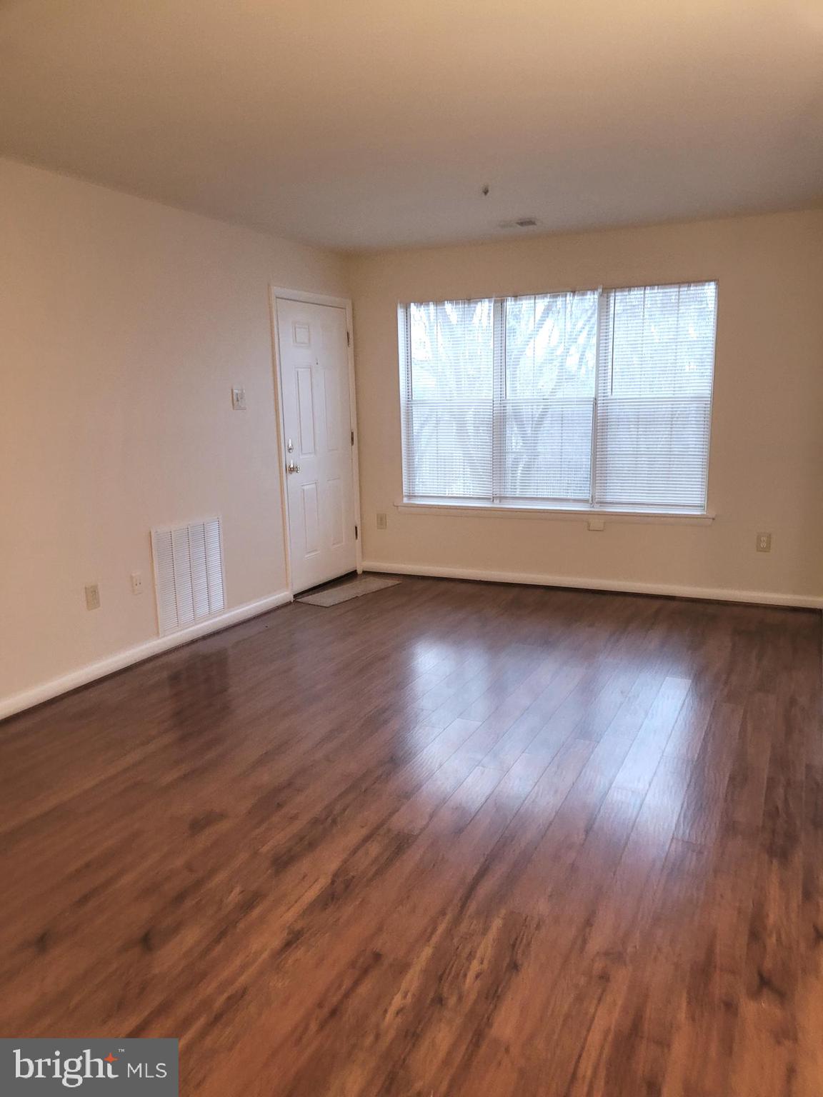 What a lovely home waiting for a new homeowner. So many features. The Owners have taken much care to make it the perfect home for you. New carpets throughout. Freshly painted. New window Blinds. Come and preview for yourself. Ready to be occupied by you. Perfect house if you don't want steps. Everything on one level.