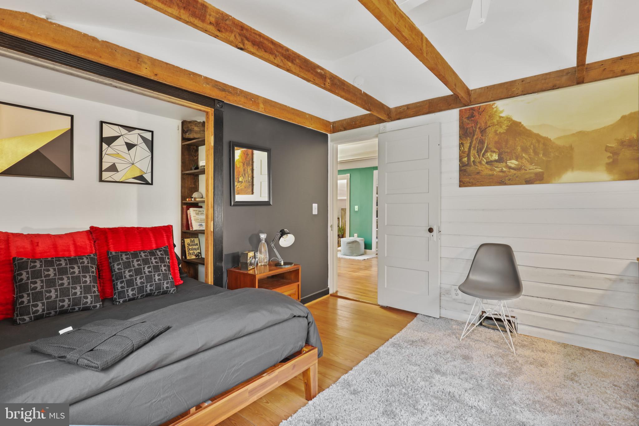 WHITE HALL - Residential