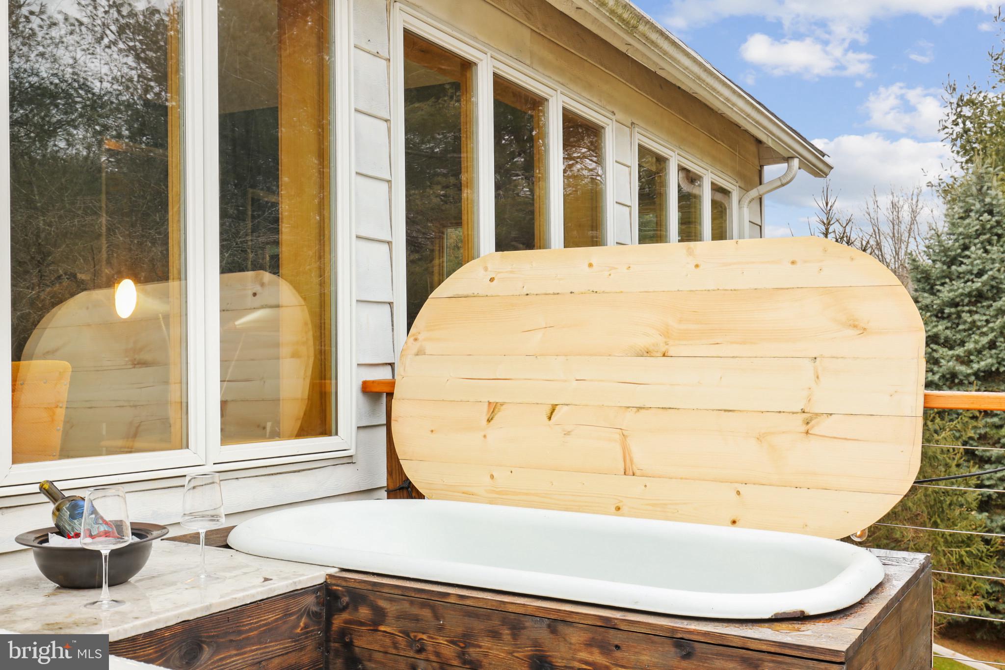 WHITE HALL - Residential