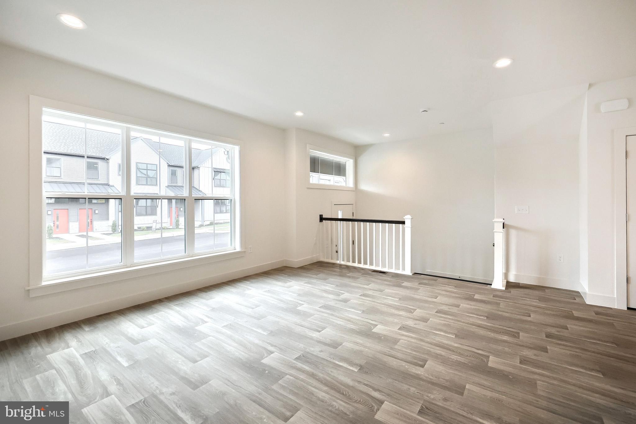 MADISON COURT - Residential