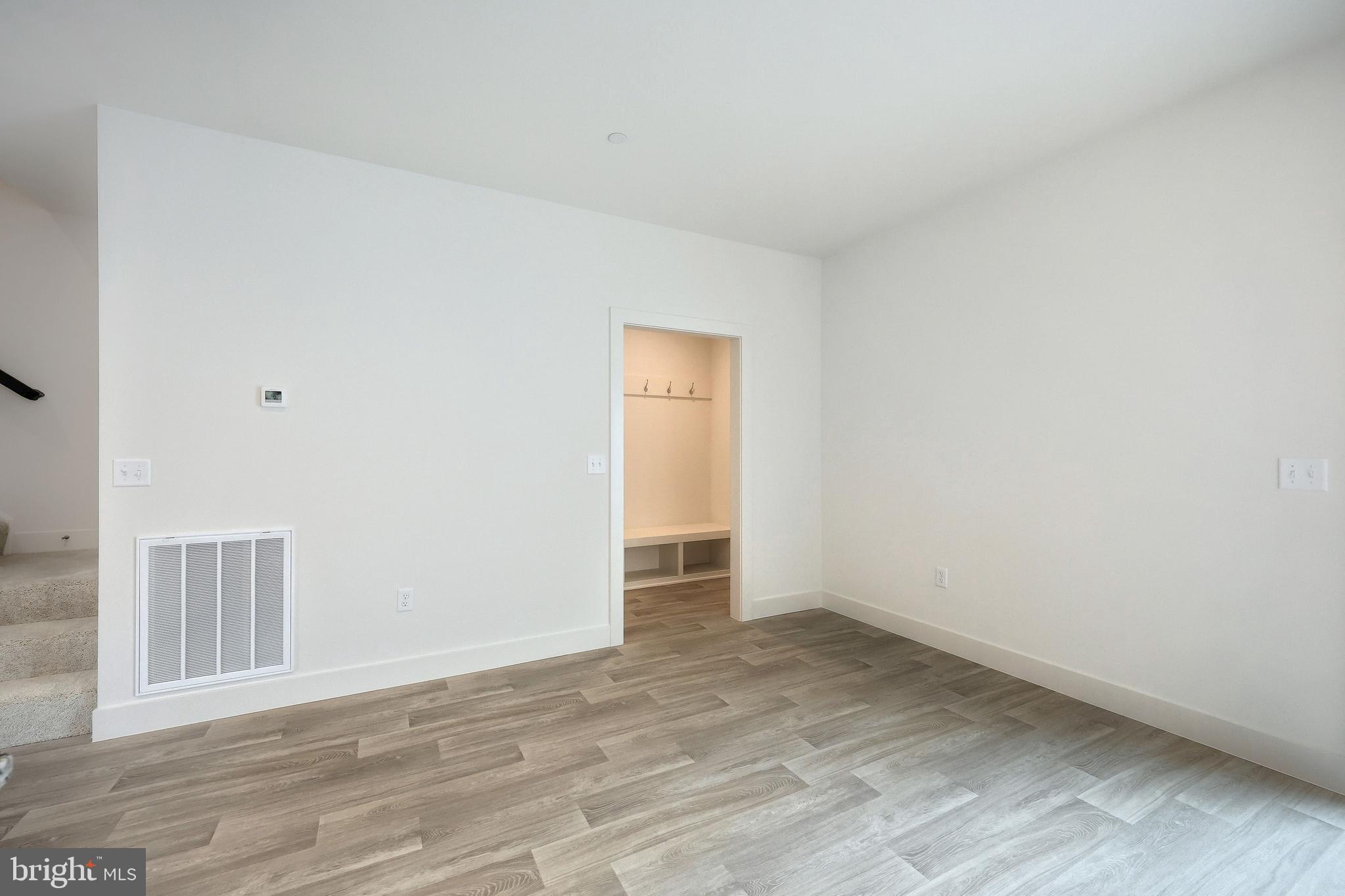 MADISON COURT - Residential