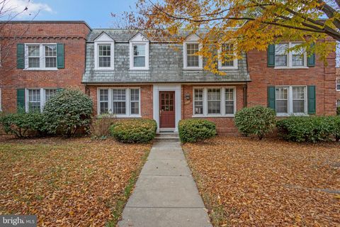 Photo of 1804 Queens Lane #4-207, ARLINGTON, VA 22201 (MLS # VAAR2071036)