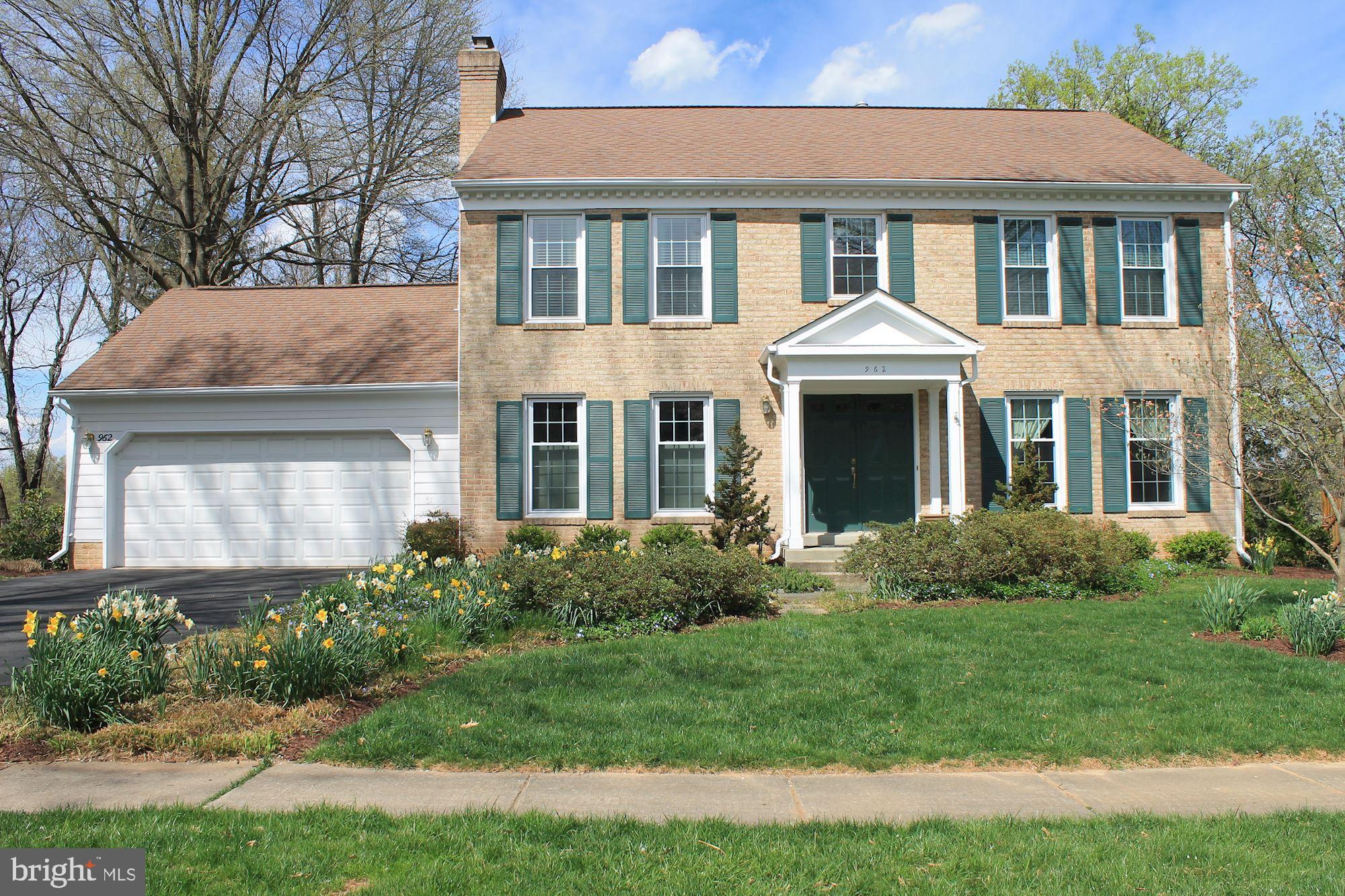 Welcome to 962 Farm Haven Drive, a classic and elegant brick Colonial offering 5 Bedrooms, 2 Full Baths, and 2 Half Baths throughout 3 finished Levels. With sweeping views of the Woodmont Country Club's perfectly manicured golf course, this gracious home is complete with generously sized rooms, a spectacular Screened Porch, and a finished Lower Level. Ideally situated on a lovely 0.25 acre lot, the incredible backyard sparkles with sunlight and is a delightful place for relaxation and entertaining.