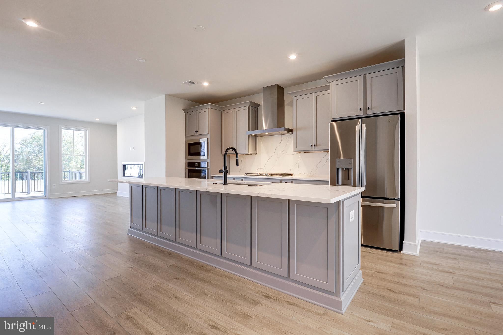 42225 SHINING STAR SQUARE