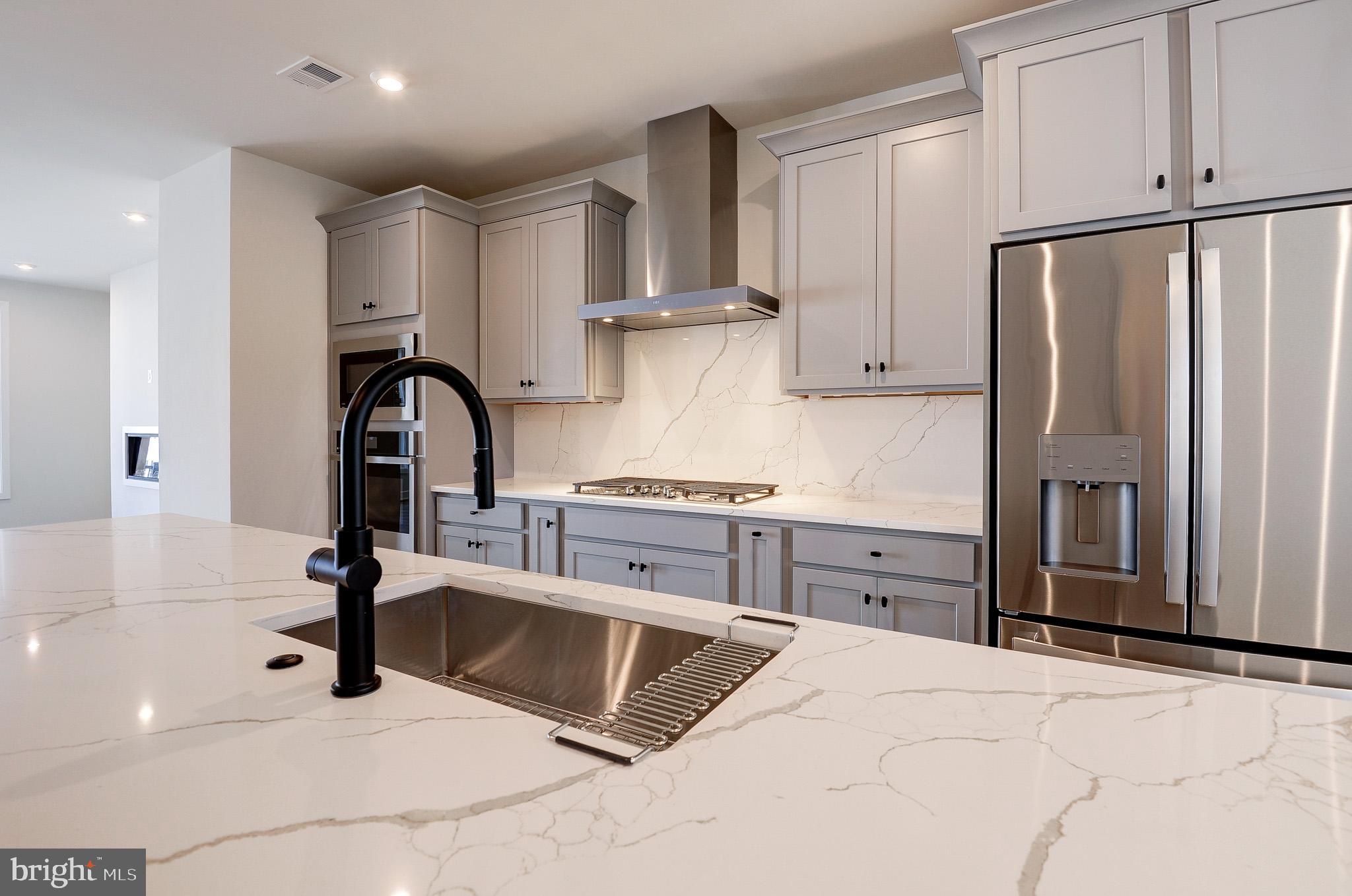 42225 SHINING STAR SQUARE