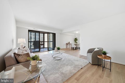 Photo of 1600 N Oak Street #906, ARLINGTON, VA 22209 (MLS # VAAR2070238)