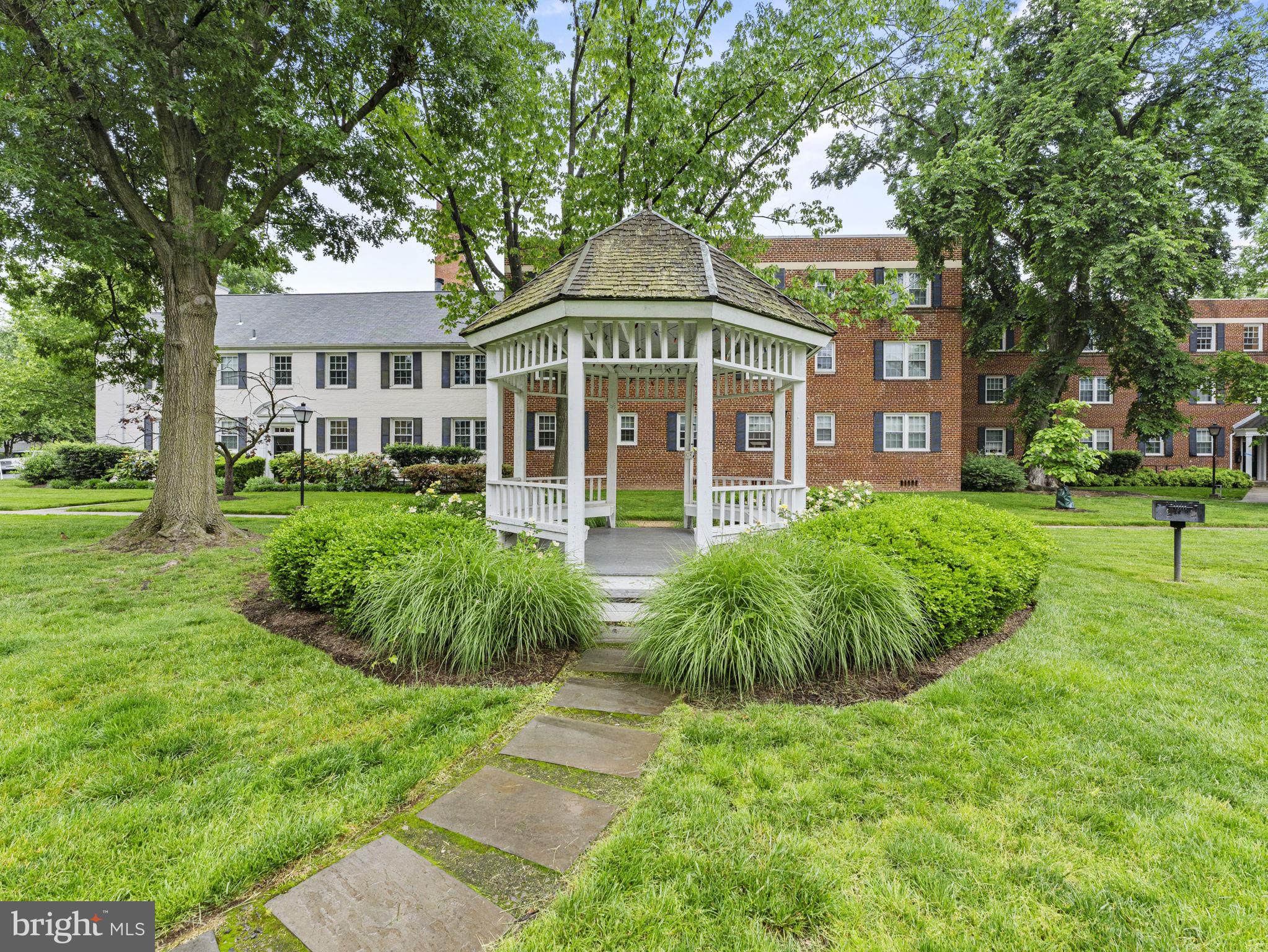 COMMONS OF ARLINGTON - Residential