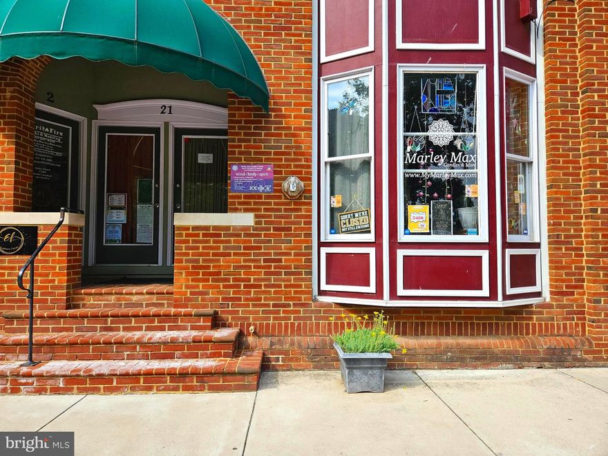 Beautiful place to start your shop or business.  Town Park across the street to take a break. Unit has HVAC for heat and air. Plenty of walking traffic.  Many functions in the park to draw people to the town.  Music, restaurants, historical areas,  lots of shopping.   Driving and walking traffic on this block.