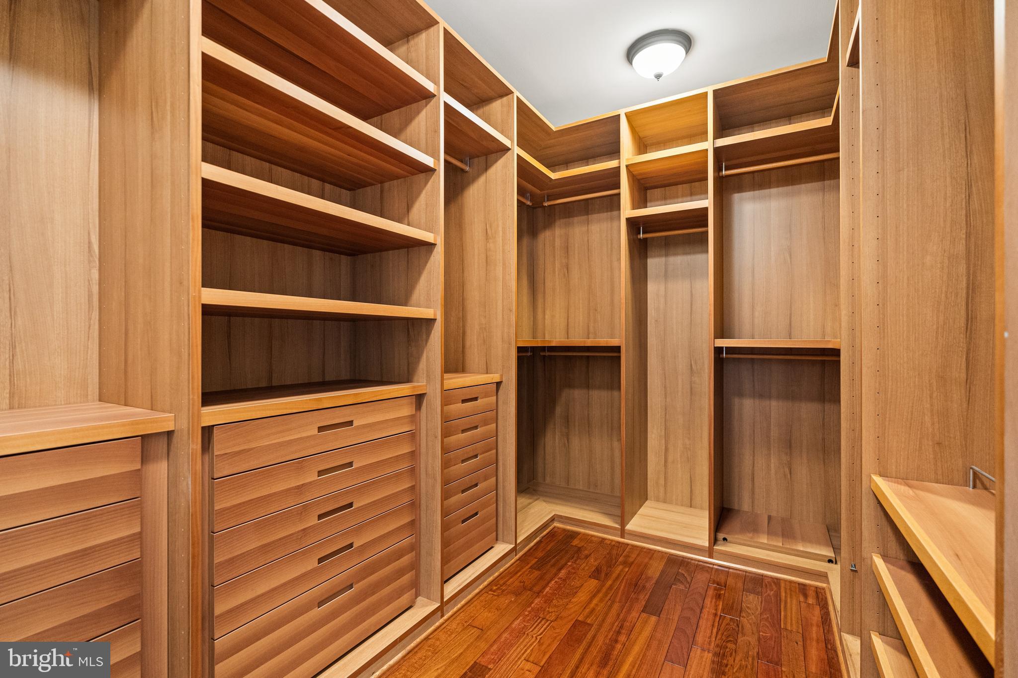 LUXMANOR - Residential